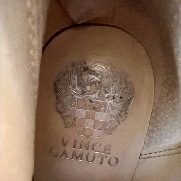 Vince Camuto fabulous and comfortable booties, tan suede, zippered backs - Picture 5 of 6